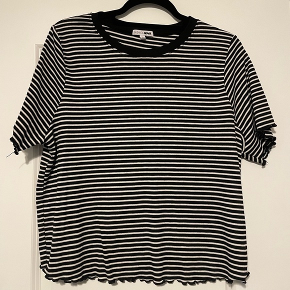 Fashion Nova Cropped T-shirt - Picture 3 of 3